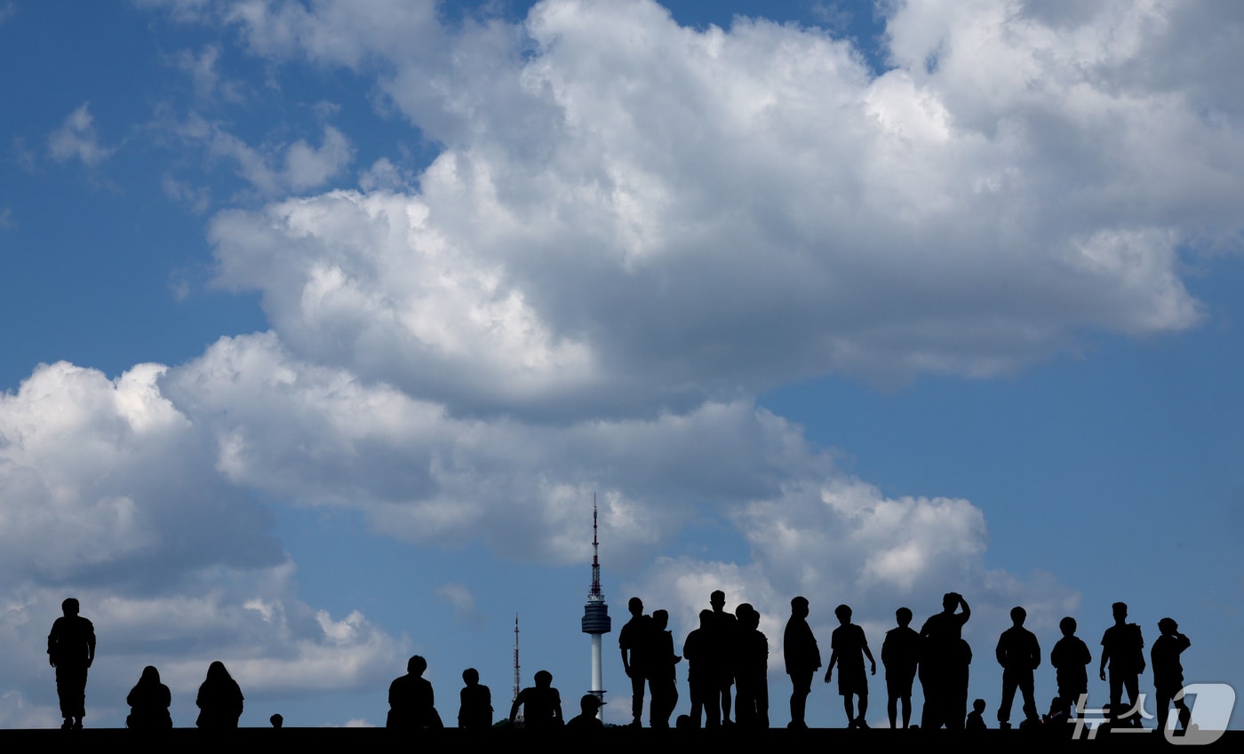 연일 내린 비가 그치고 맑은 날씨를 보인 5월8일 오후 서울 용산구 국립중앙박물관에서 바라본 남산 방향 하늘이 청명하다. 2024.5.8/뉴스1 ⓒ News1 장수영 기자