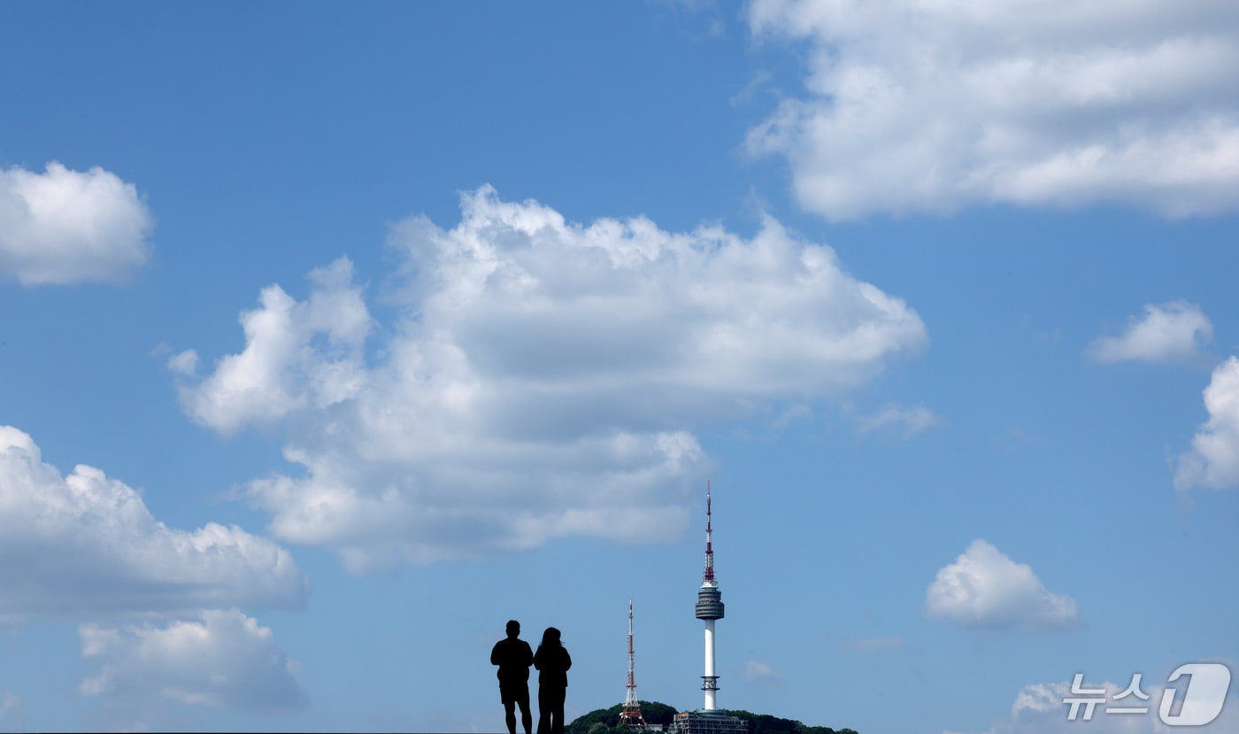 연일 내린 비가 그치고 맑은 날씨를 보인 8일 오후 서울 용산구 국립중앙박물관에서 바라본 남산 방향 하늘이 청명하다. 2024.5.8/뉴스1 ⓒ News1 장수영 기자