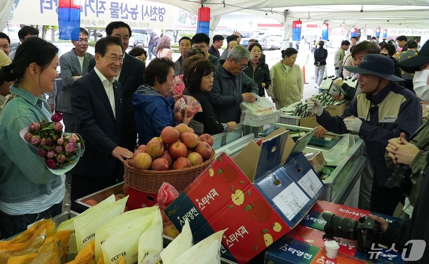 최기문 영천시장(왼쪽 두번째)이 8일 메가마트 부산 동래점에서 열린 '영천시 농특산물 할인행사'에 참석해 부산시민들에게 영천 농산물을 홍보하고 있다. (영천시 제공) 2024.5.8/뉴스1 ⓒ News1 정우용 기자