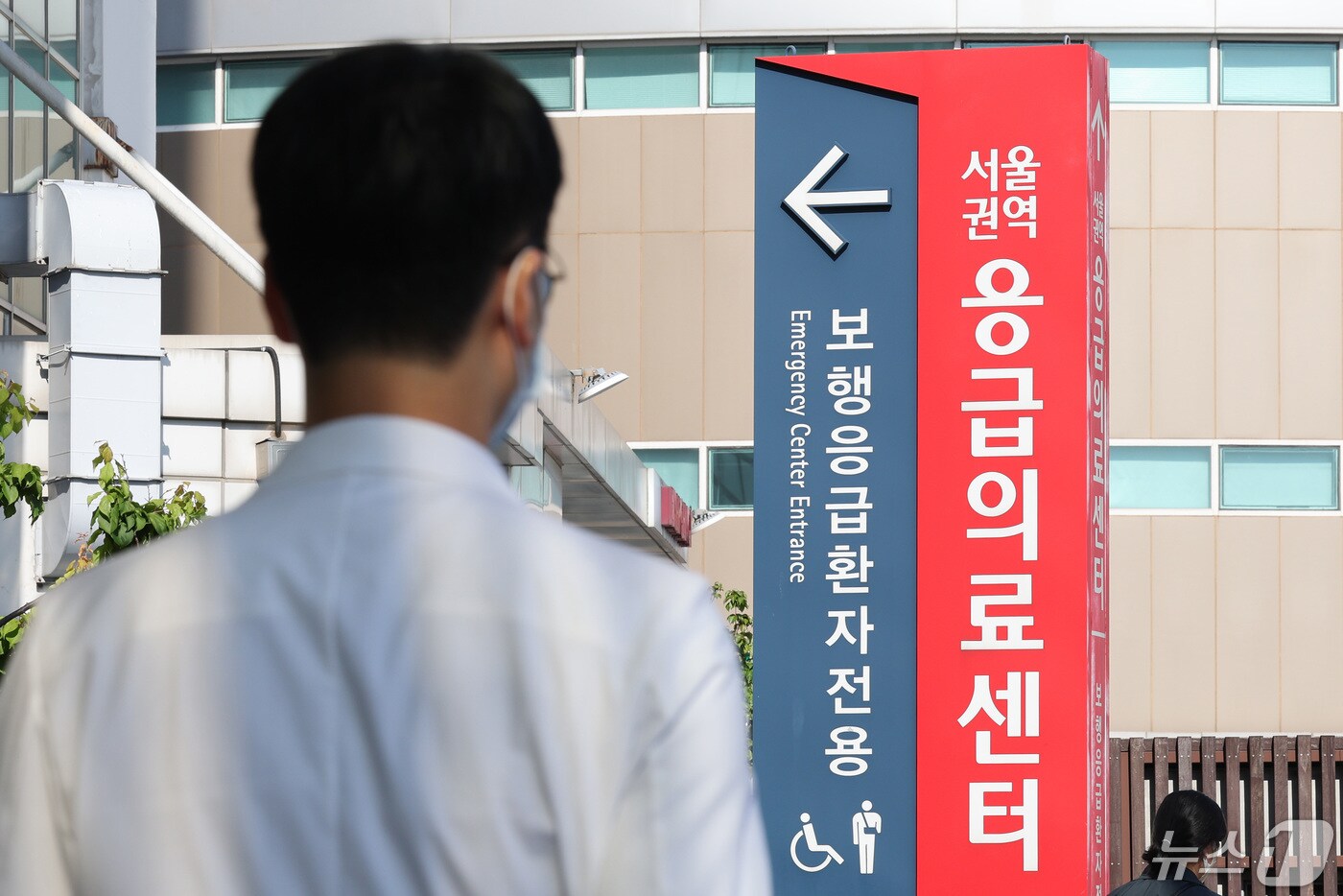 8일 서울 시내 대형병원에서 의료진이 이동하고 있다. 보건의료 재난 위기 경보 최고 단계인 &#39;심각&#39;에 이르렀을 경우 외국 의사 면허를 가진 사람도 국내에서 의료행위를 할 수 있게 된다. 보건복지부는 이날 이 같은 내용을 담은 &#39;의료법 시행규칙 일부개정령안&#39;을 입법 예고했다. 2024.5.8/뉴스1 ⓒ News1 신웅수 기자