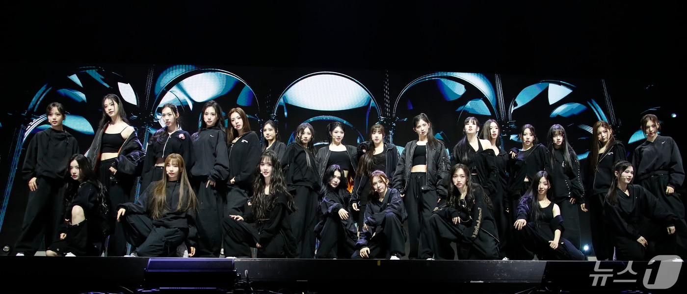 그룹 트리플에스(tripleS)가 8일 오후 서울 광진구의 예스24라이브홀에서 가진 정규 앨범 'ASSEMBLE24(어셈블24)' 쇼케이스에서 타이틀곡 'Girls Never Die(걸스 네버 다이)'를 선보이고 있다. 2024.5.8/뉴스1 ⓒ News1 권현진 기자