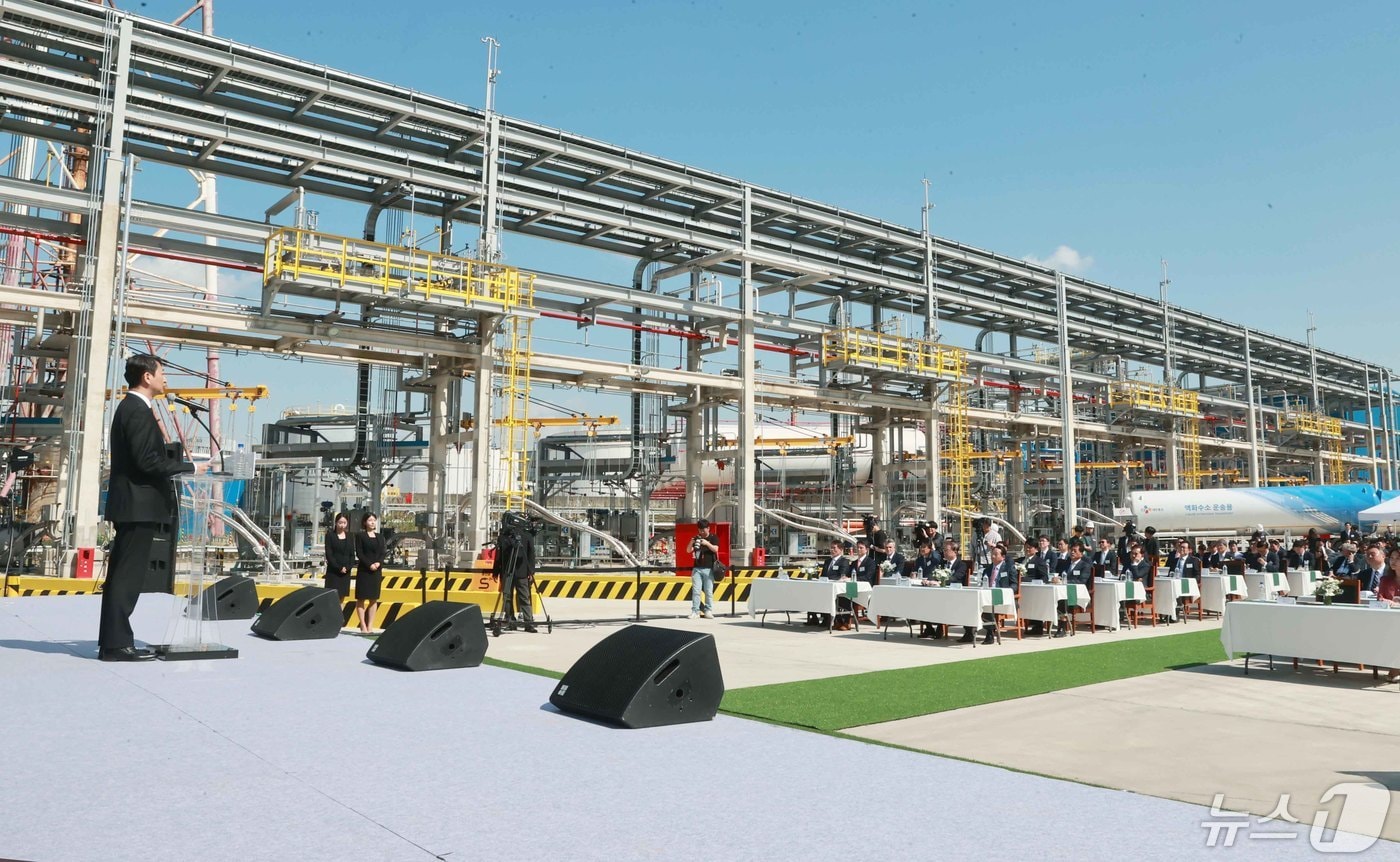 안덕근 산업통상자원부 장관이 인천 서구에서 열린 '인천 액화수소 플랜트 준공식'에서 축사하고 있다. (산업통상자원부 제공) 2024.5.8/뉴스1