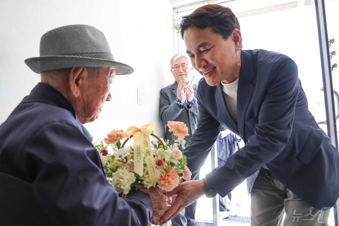 김진태 강원지사가 8일 어버이날 맞아 춘천 금호3차아파트 경로당을 방문, 이안조 어르신에게 카네이션을 전달하고 있다.&#40;강원도 제공&#41; 2024.5.8/뉴스1