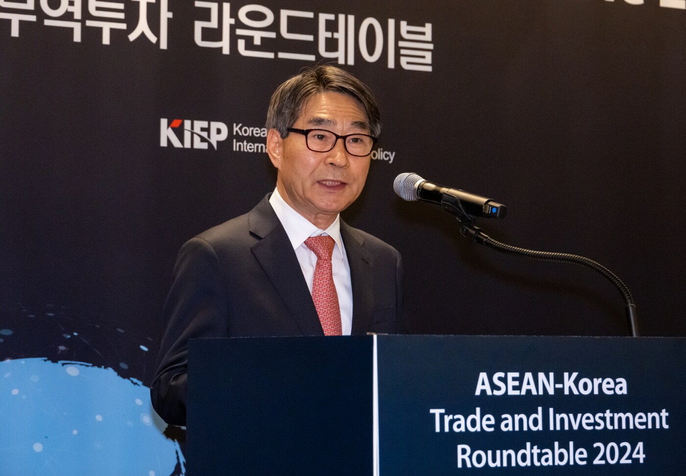 '한-아세안 무역투자 라운드테이블' 개막식에서 김재신 한-아세안센터 사무총장이 개회사를 전달하고 있다. 8일 포시즌스 호텔 서울 / 사진=한-아세안센터 제공