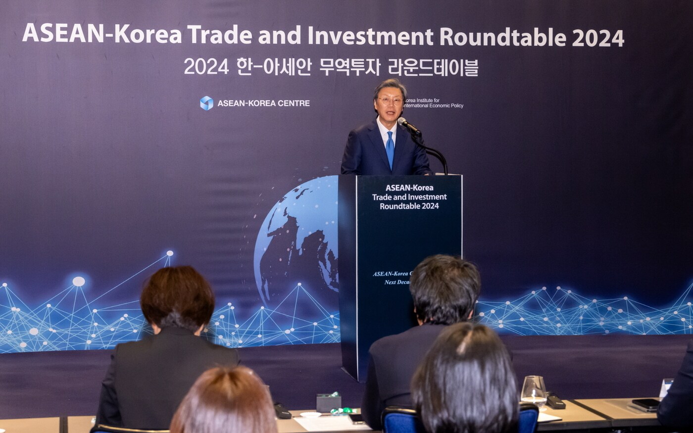 김창범 한국경제인협회 부회장이 기조연설&#40;한국&#41;을 발표하고 있다. 8일, 포시즌스 호텔 서울 / 사진=한-아세안센터 제공