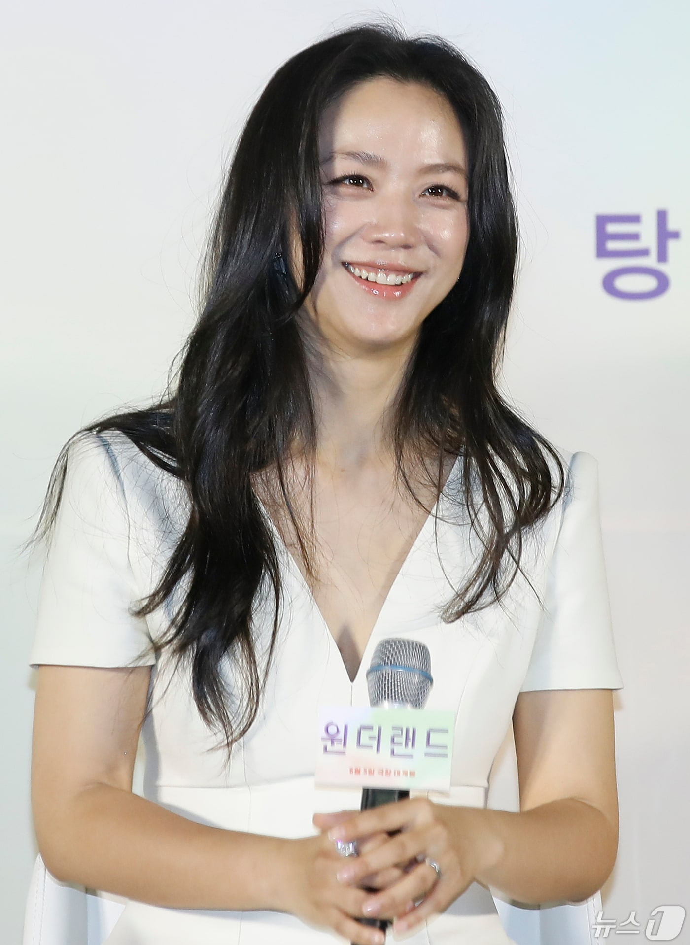 배우 탕웨이가 9일 서울 용산구 CGV용산아이파크몰에서 열린 영화 '원더랜드‘(감독 김태용) 제작보고회에서 미소를 짓고 있다. '원더랜드'는 죽은 사람을 인공지능으로 복원하는 영상통화 서비스 '원더랜드’를 통해 사랑하는 사람과 다시 만나는 이야기를 담은 작품이다. 2024.5.9/뉴스1 ⓒ News1 권현진 기자