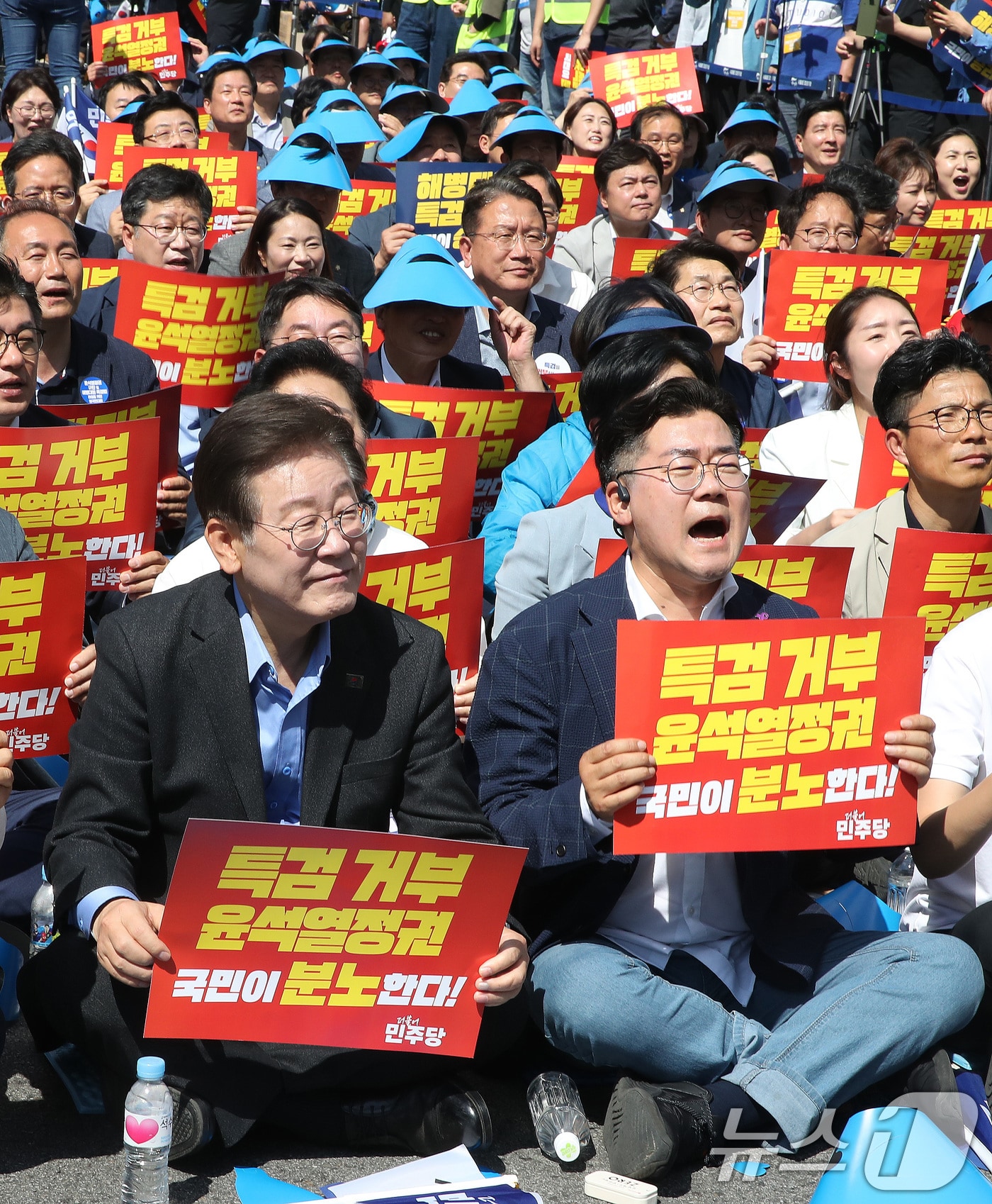 이재명 더불어민주당 대표, 박찬대 원내대표를 비롯한 참석자들이 1일 서울 용산구 서울역 인근에서 열린 윤석열정권 규탄 및 해병대원 특검법 관철을 위한 범국민대회에서 피켓을 들고 구호를 외치고 있다. 2024.6.1/뉴스1 ⓒ News1 임세영 기자