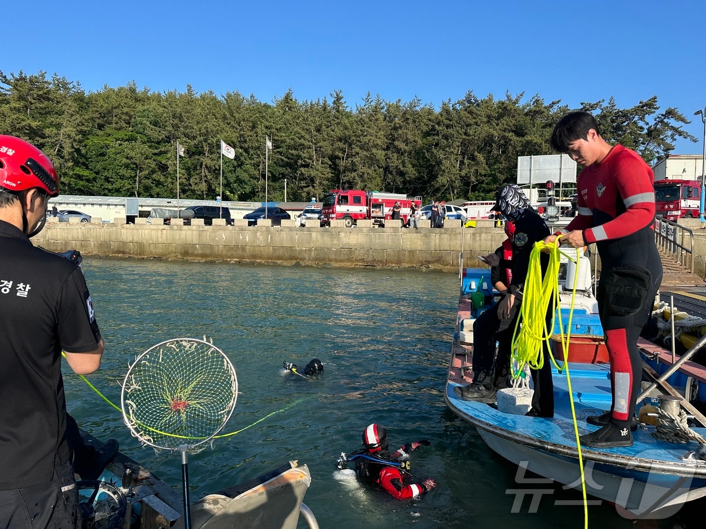 9일 오후 5시 전남 무안군 현경면 홀통 선착장 인근에서 SUV 차량이 바다로 추락해 해경이 구조 작업을 벌이고 있다.&#40;목포해경 제공&#41;2024.6.10/뉴스1