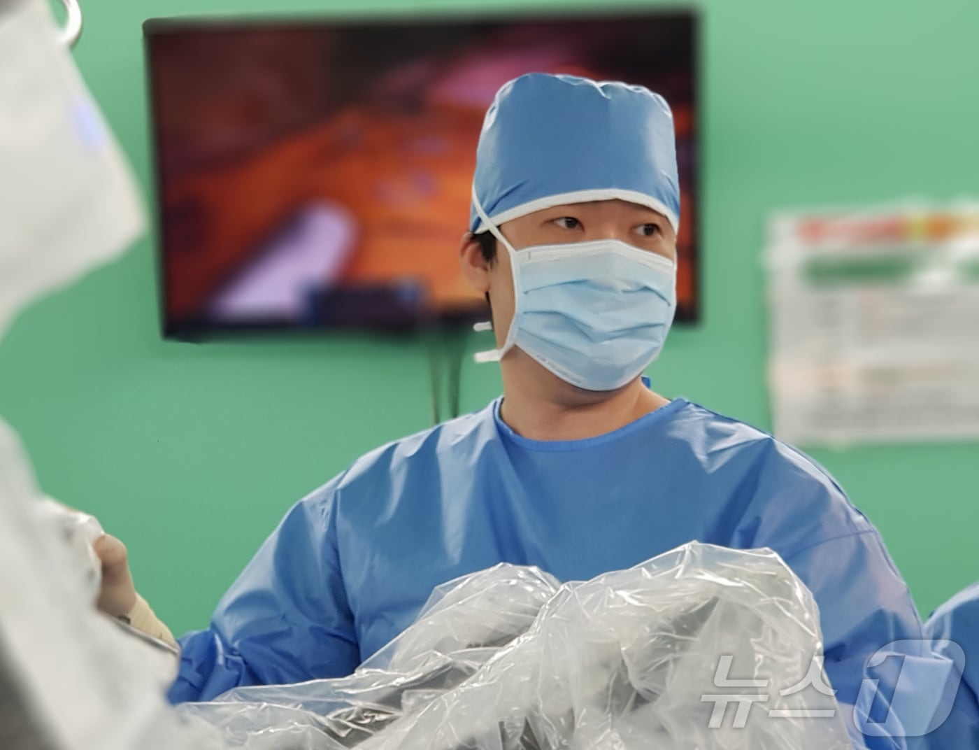 건양대병원 외과 이승재 교수가 로봇수술을 집도하고 있다 .(병원 제공)/뉴스1