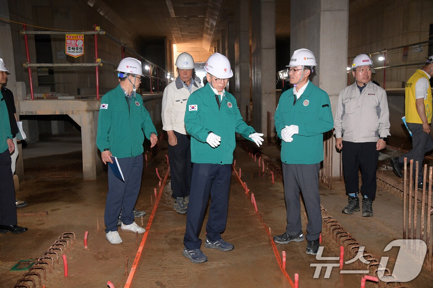 고광완 광주시 행정부시장이 10일 오전 도시철도공사 2호선 3공구 현장을 방문해 우기 대비 수방계획, 안전 시설물 설치 등 현장 안전점검을 실시하고 있다.&#40;광주시 제공&#41;2024.6.10/뉴스1 