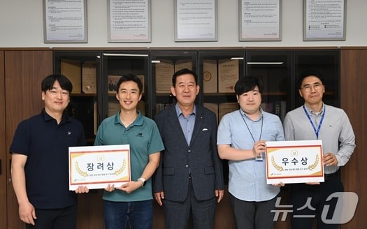 강원 원주시시설관리공단이 최근 개최한 ‘일·생활 균형 제도 활용 후기 공모전’의 우수 공모작 수상자를 선정해 포상한 가운데, 조남현 공단 이사장(가운데)이 수상직원들과 기념사진을 촬영하고 있다. (원주시시설관리공단 제공) 2024.6.10/뉴스1