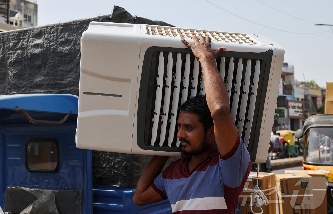 지난해 5월 인도 전역이 찜통 더위를 겪고 있는 가운데 서부 구자라트주(州)의 도시 아마다바드에서 노동자가 냉방기구를 운반하는 모습. 2024.05.30. ⓒ 로이터=뉴스1 ⓒ News1 김성식 기자