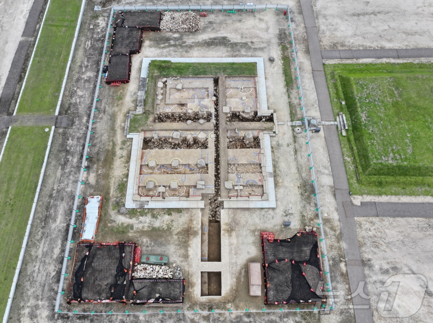 전북자치도 익산 미륵사지 내 중원 금당지에서 백제인의 토목기술을 엿볼 수 있는 기단축조 공정과 변화 양상이 확인됐다.(익산시 제공)