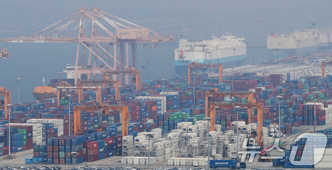 경기 평택시 포승읍 평택항 수출 야적장에 컨테이너들이 쌓여있는 모습. 2024.6.11/뉴스1DB ⓒ News1 김영운 기자