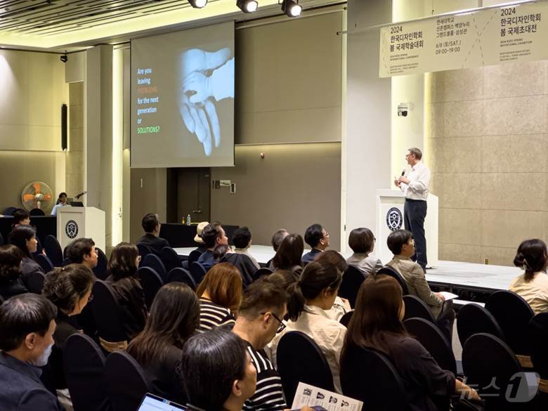 2024 한국디자인학회 봄 국제학술대회 기조연설자로 참석한 브라이언 맥머레이 GM 한국연구개발법인 사장.(GM 한국사업장 제공)