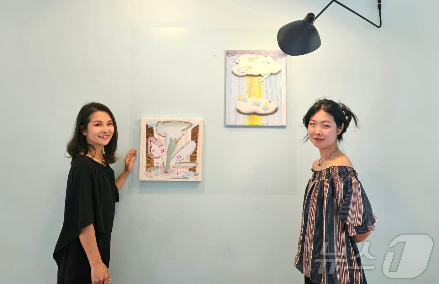 네덜란드 암스텔베인에서 스튜디오 반의 고은별 대표(왼쪽)와 유럽에서 활발히 활동중인 양하 작가(우)가 기념 사진을 찍고 있다. 2024.06.10/ ⓒ 뉴스1 차현정 통신원