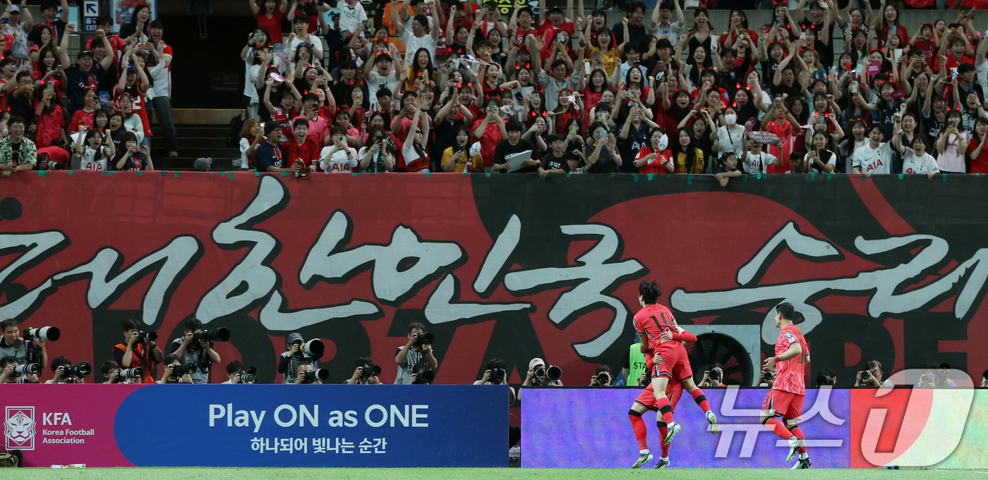 이강인이 11일 오후 서울 마포구 상암동 서울월드컵경기장에서 열린 2026 북중미 월드컵 아시아 2차 예선 조별리그 C조 6차전 대한민국과 중국의 경기 후반전에서 선제골을 넣은 뒤 주장 손흥민에게 안기고 있다. 2024.6.11/뉴스1 ⓒ News1 이동해 기자