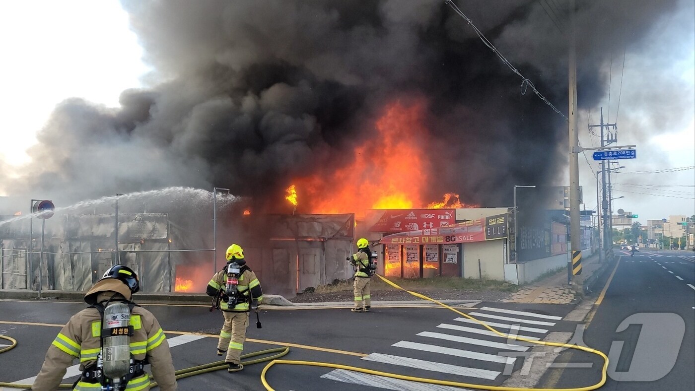 제주 서귀포시의 한 가건물 옷가게에서 불이 나 소방당국이 진화중이다. 