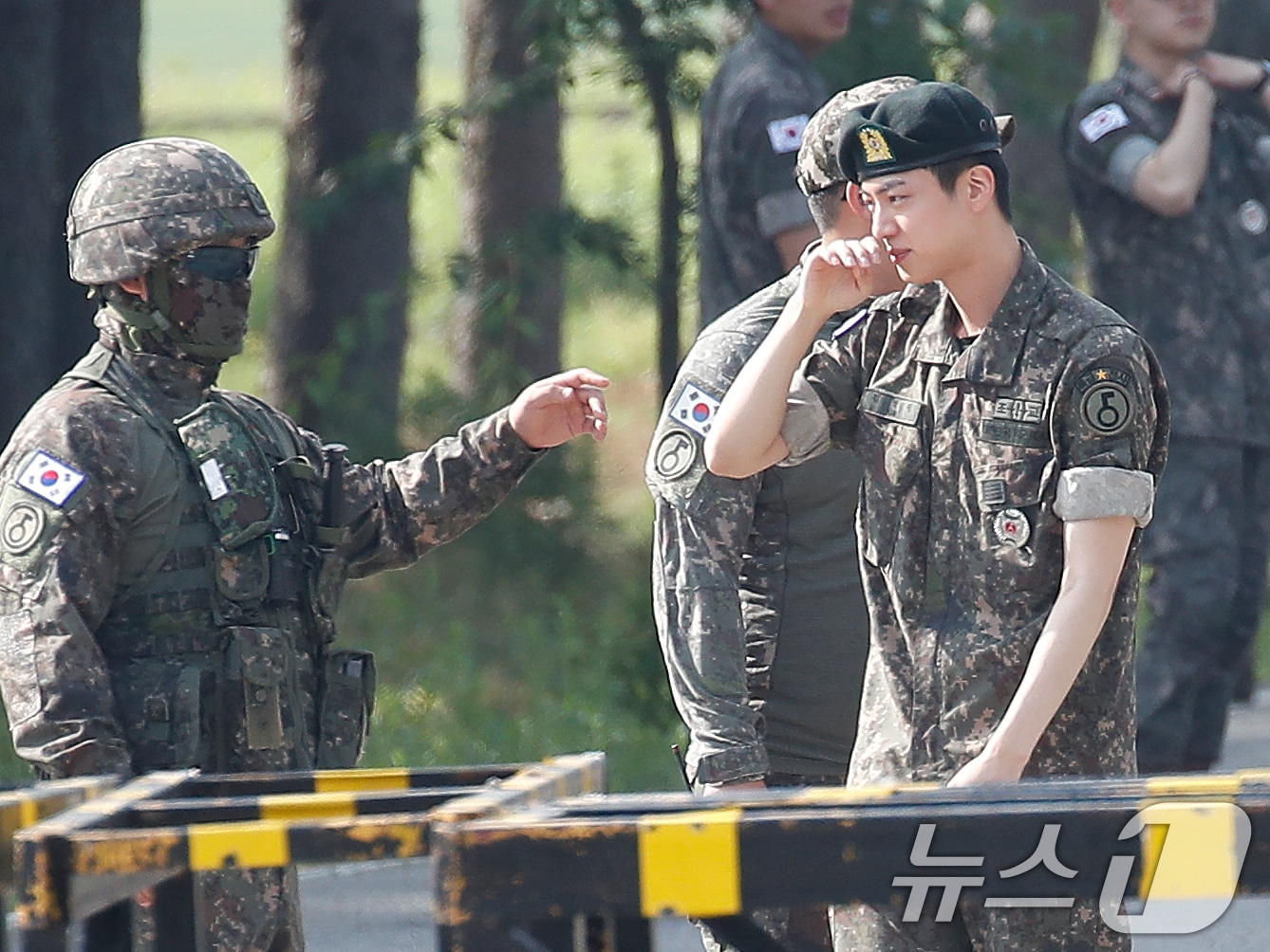 그룹 방탄소년단(BTS) 진이 12일 오전 경기도 연천 소재 육군 제5보병사단 신병교육대대에서 전역 전 병사들과 인사를 나누며 눈물을 흘리고 있다. 2024.6.12/뉴스1 ⓒ News1 권현진 기자