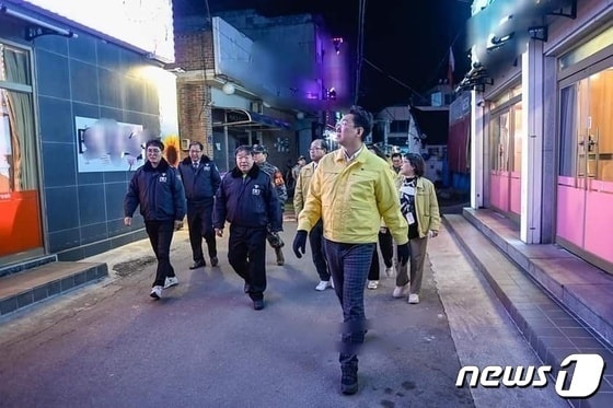 원강수 원주시장과 원주시 자율방범 순찰대가 지난해 3월16일 성매매집결지인 학성동 희매촌 일대에서 순찰활동을 벌이고 있다. 자료사진. (뉴스1 DB)