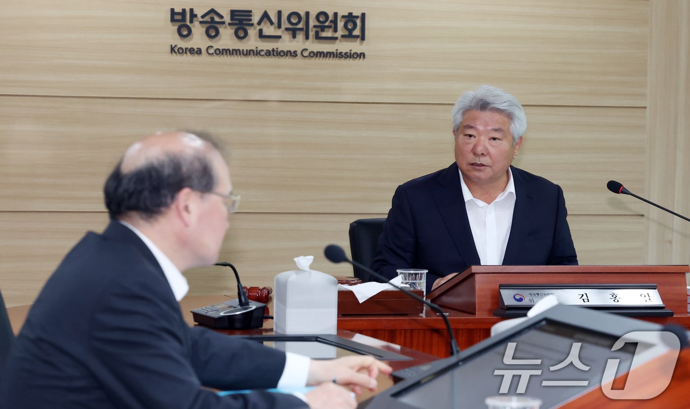 김홍일 방송통신위원장이 12일 오전 경기도 과천정부청사 방송통신위원회에서 열린 전체회의에서 모두 발언을 하고 있다. 2024.6.12/뉴스1 ⓒ News1 김명섭 기자