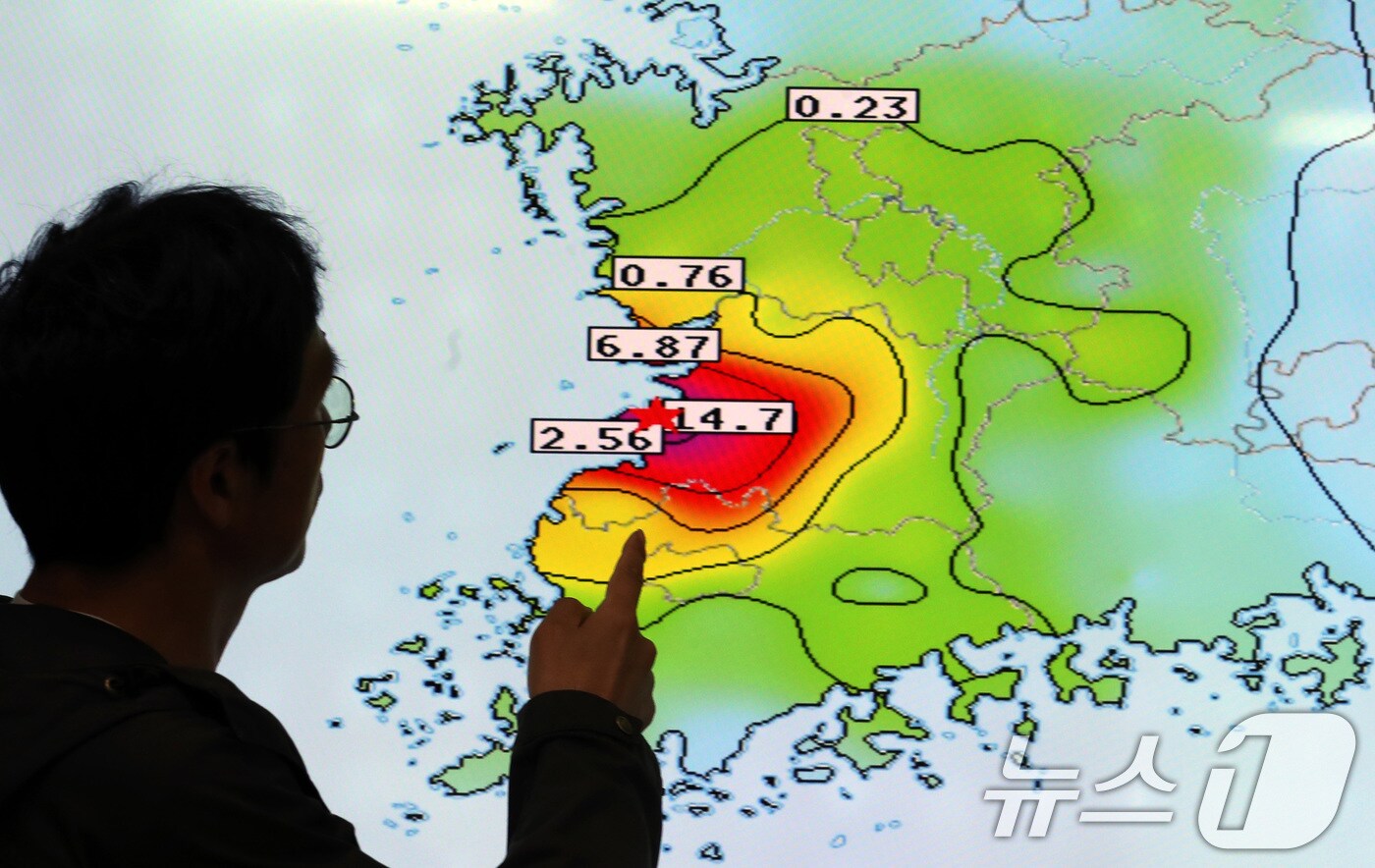 전북 부안군 남남서쪽 4㎞ 부근 지역에서 규모 4.8 지진이 발생한 가운데 12일 대전 유성구 한국지질자원연구원 지진종합상황실에서 지진분석자들이 상황을 분석하고 있다. 2024.6.12/뉴스1 ⓒ News1 김기태 기자
