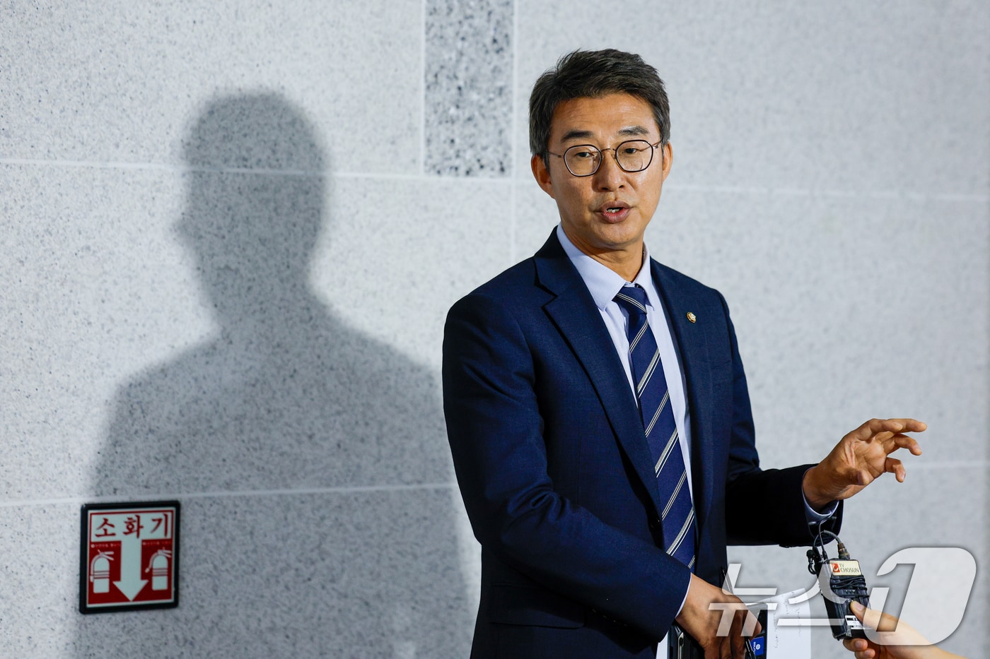 노종면 더불어민주당 원내대변인이 12일 서울 여의도 국회의원회관에서 정치검찰사건조작특별대책단 회의를 마친 뒤 기자들 질문에 답하고 있다. 2024.6.12/뉴스1 ⓒ News1 안은나 기자