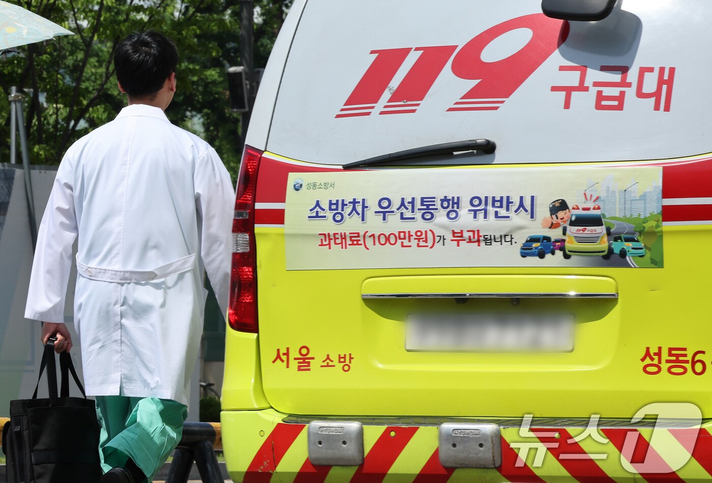 12일 서울 시내 한 대학병원에서 의료진이 발걸음을 옮기고 있다. 2024.6.12/뉴스1 ⓒ News1 이동해 기자
