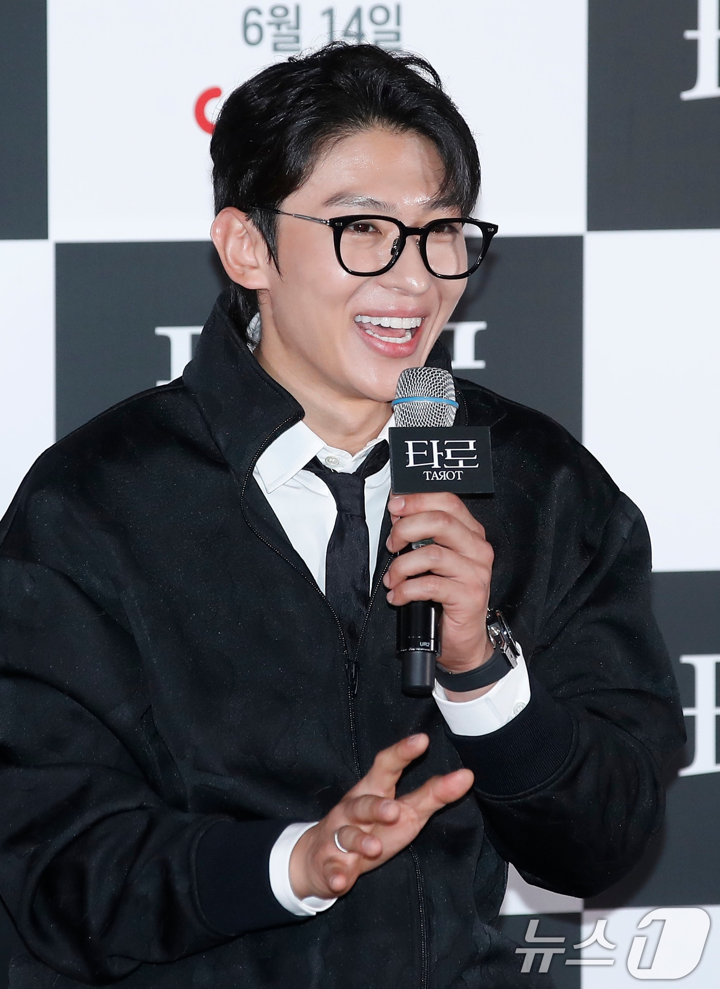 배우 김진영(활동명 덱스)이 12일 서울 용산CGV에서 열린 영화 '타로'(연출 최병길/극본 경민선) 기자간담회에서 인사말을 하고 있다. '타로'는 한순간의 선택으로 뒤틀린 타로카드의 저주에 갇혀버리는 잔혹 운명 미스터리를 그린 작품이다. 2024.6.12/뉴스1 ⓒ News1 권현진 기자