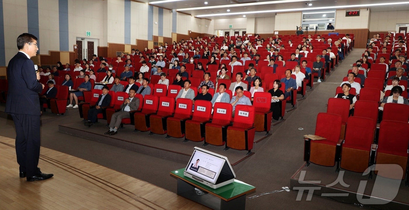 충북도교육청은 12일 교육연구정보원 시청각실에서 도내 500여 명의 학교운영위원장이 참석한 가운데 2024 유·초·중·고·특수·각종학교 운영위원장 연수를 개최했다.&#40;충북교육청 제공&#41;/뉴스1