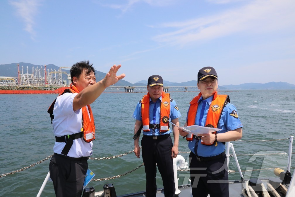 최경근 여수해양경찰서장&#40;사진 오른쪽&#41;이 12일 광양항 국가산업단지 해역 치안 현장을 점검하고 있다.&#40;여수해경 제공&#41;2024.6.12/뉴스1