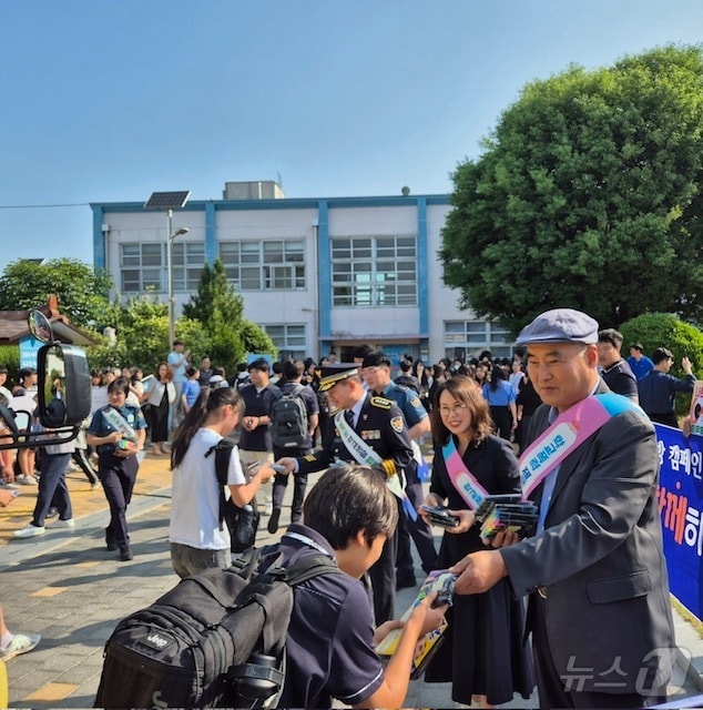 학교폭력 예방 캠페인 관련 홍보물품을 학생에게 전달하는 사학연금 송하중 이사장. &#40;사학연금 제공&#41;