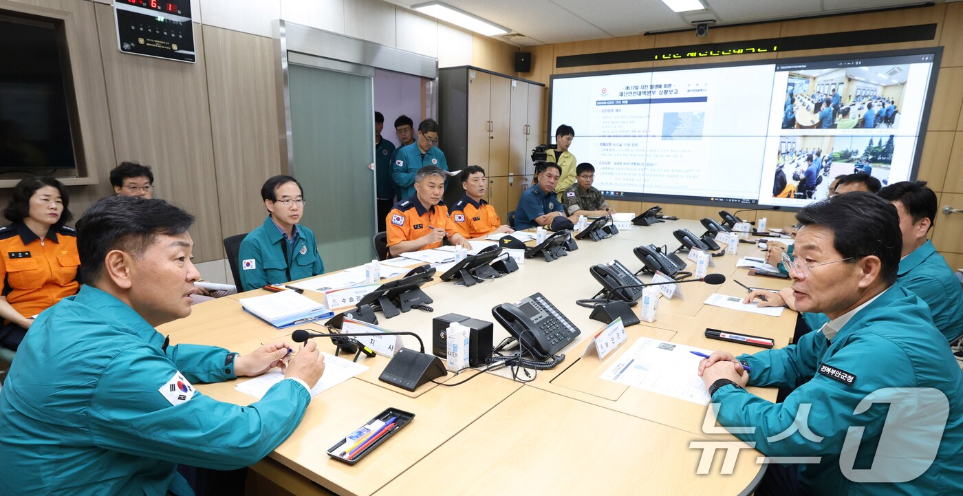 김관영 전북특별자치도지사가 지난 12일 전북자치도 부안군 부안군청 재난대책상황실에서 관계자들과 지진 피해 발생 대처상황 관련 대화를 나누고 있다. (전북특별자치도 제공) 2024.6.12/뉴스1