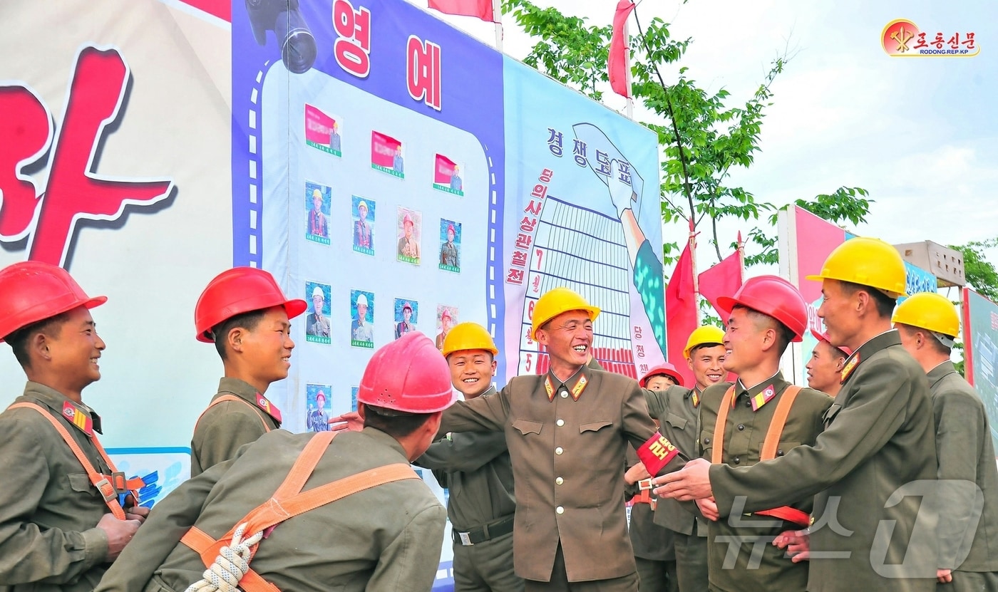 (평양 노동신문=뉴스1) = 북한 노동당 기관지 노동신문은 13일 "10여 개 군에 파견된 조선인민군 제124연대들이 골조 공사를 끝낸 기세드높이 외부미장과 시설물공사 등 다음 단계의 공사에 연속적으로 진입하여 성과를 확대해 나가고 있다＂고 지방 공업 공장 건설 실적을 선전했다. [국내에서만 사용가능. 재배포 금지. DB 금지. For Use Only in the Republic of Korea. Redistribution Prohibited] rodongphoto@news1.kr