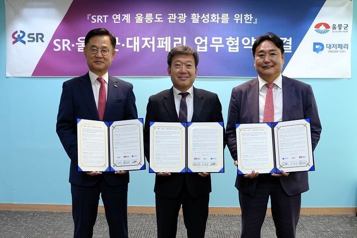 (왼쪽부터) 이종국 에스알 대표이사, 남한권 울릉군수, 김양욱 대저페리 대표이사가 업무협약 후 기념촬영을 하고 있다.(SR 제공)