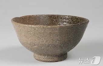 대상을 받은 김동욱 작가의 '편신체 이라보 다완'(김해도예협회 제공)