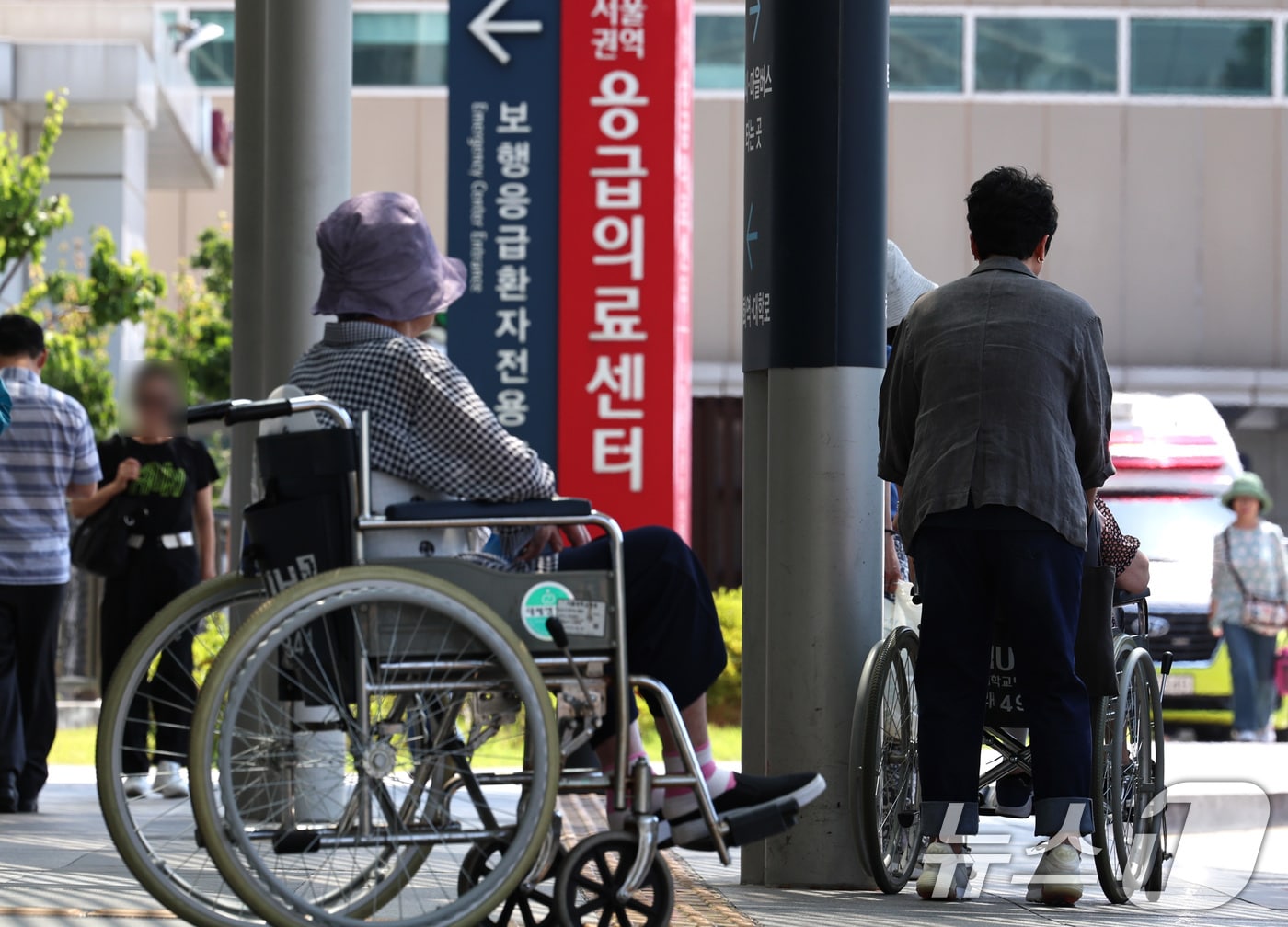 13일 서울의 한 대학병원에서 환자들이 발걸음을 옮기고 있다.  &#40;사진은 기사 내용과 무관함&#41; 2024.6.13/뉴스1 ⓒ News1 구윤성 기자