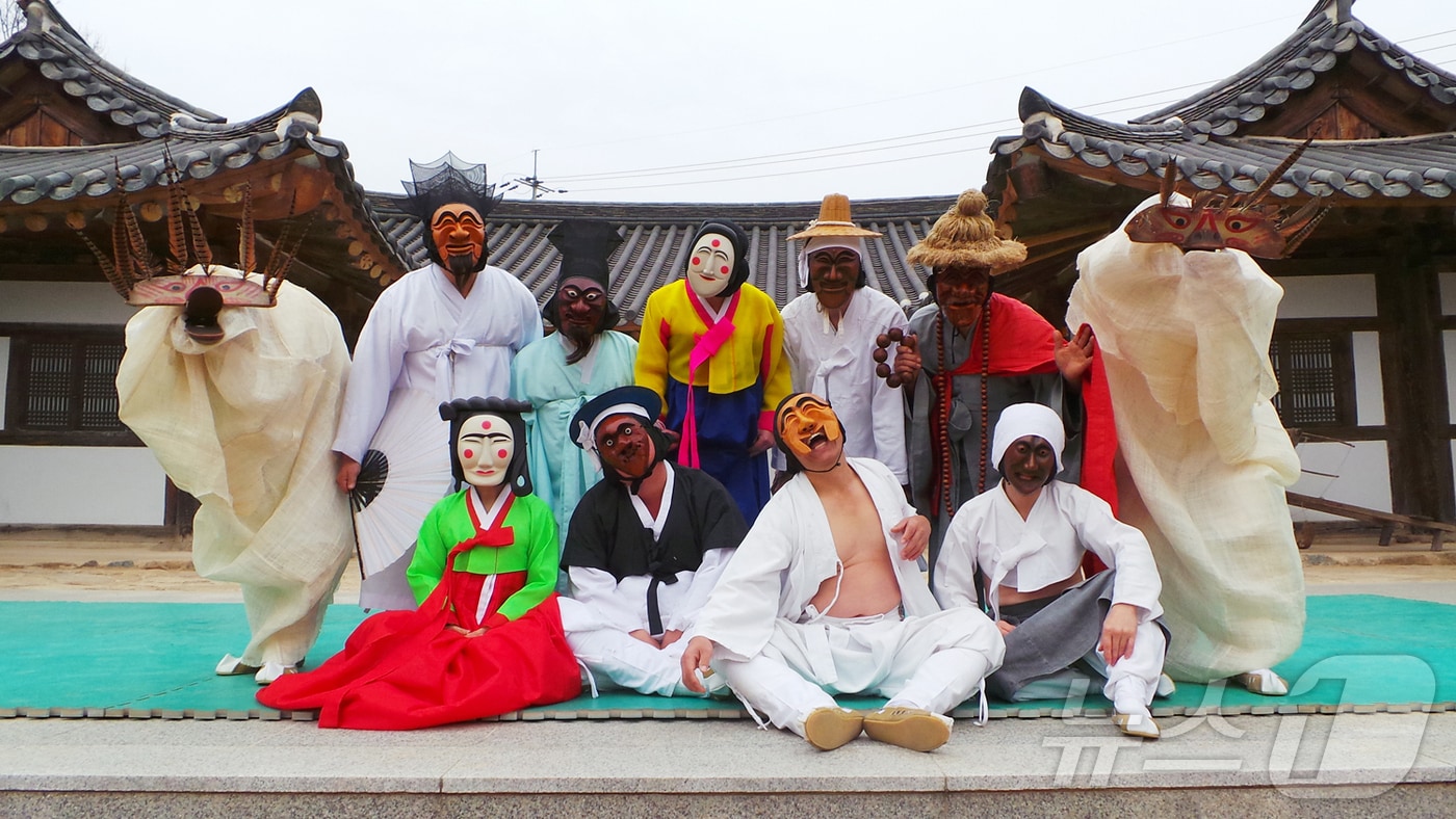 국가무형유산 우수 이수자로 선정된 안동 하회별신굿탈놀이 보존회 이수자들&#40;안동시 제공&#41;2024.6.13/뉴스1