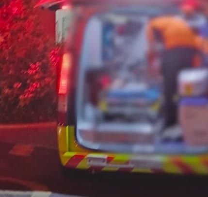 전 연인에게 흉기에 수차례 찔린 뒤 심정지 상태로 구급차에 실려가는 피해자. (SBS 갈무리)