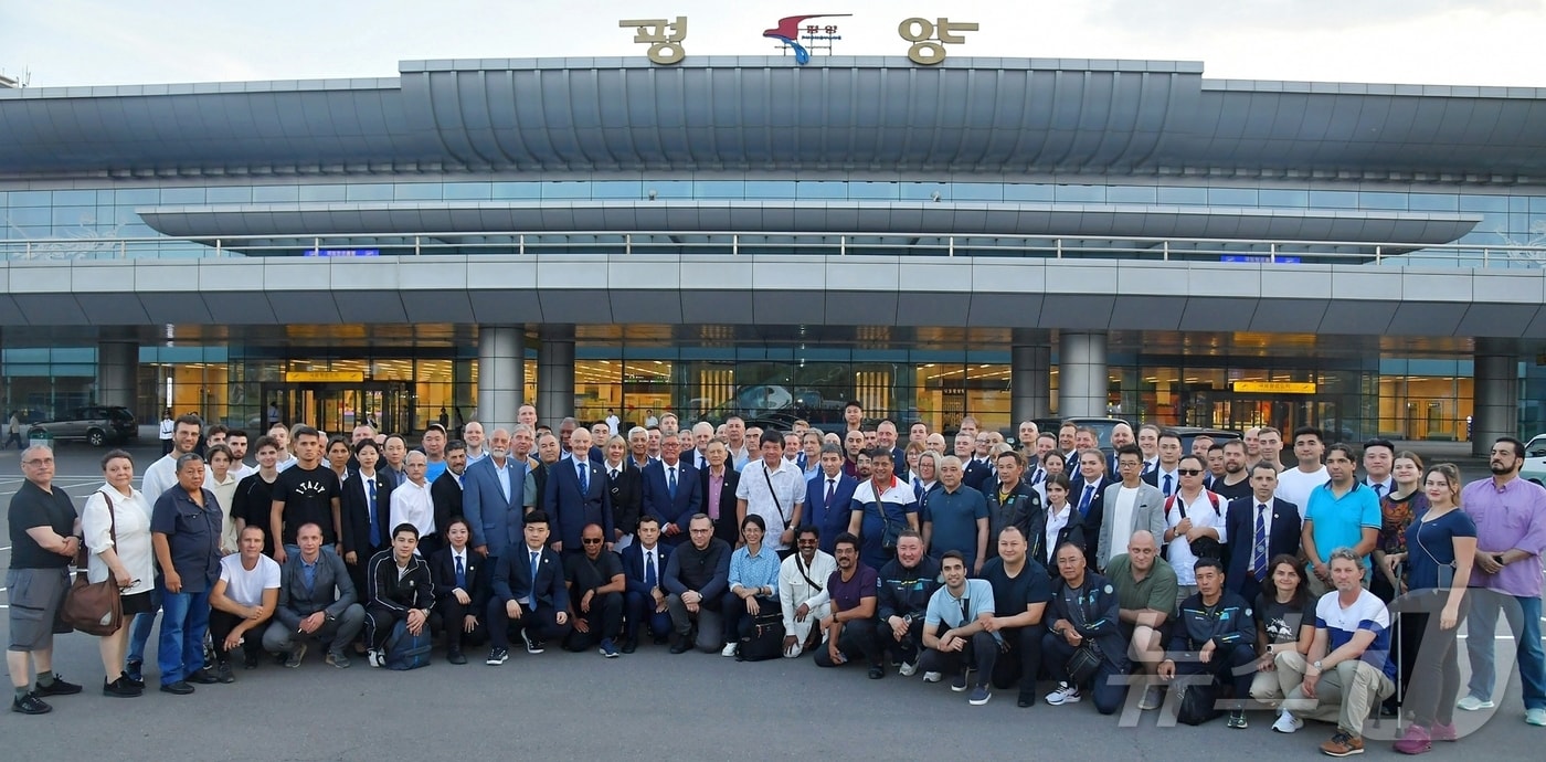 (평양 노동신문=뉴스1) = 북한 노동당 기관지 노동신문은 14일 "전 국제태권도연맹 총재 최홍희의 사망 22돌 추모행사에 참가할 국제태권도연맹, 국제무도경기위원회 집행위원들, 민족협회 대표들, 여러나라 태권도인들, 무도관계자들이 지난 13일 비행기로 평양에 도착했다"라고 보도했다. [국내에서만 사용가능. 재배포 금지. DB 금지. For Use Only in the Republic of Korea. Redistribution Prohibited] rodongphoto@news1.kr