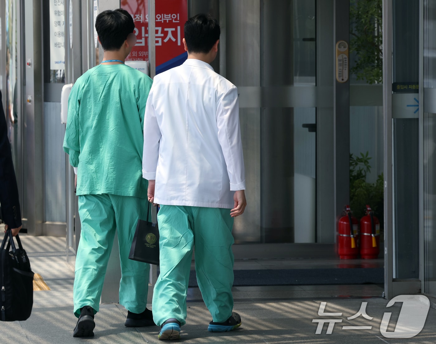 14일 서울 시내 한 대학병원에서 의료진이 오가고 있다. 2024.6.14/뉴스1 ⓒ News1 박정호 기자