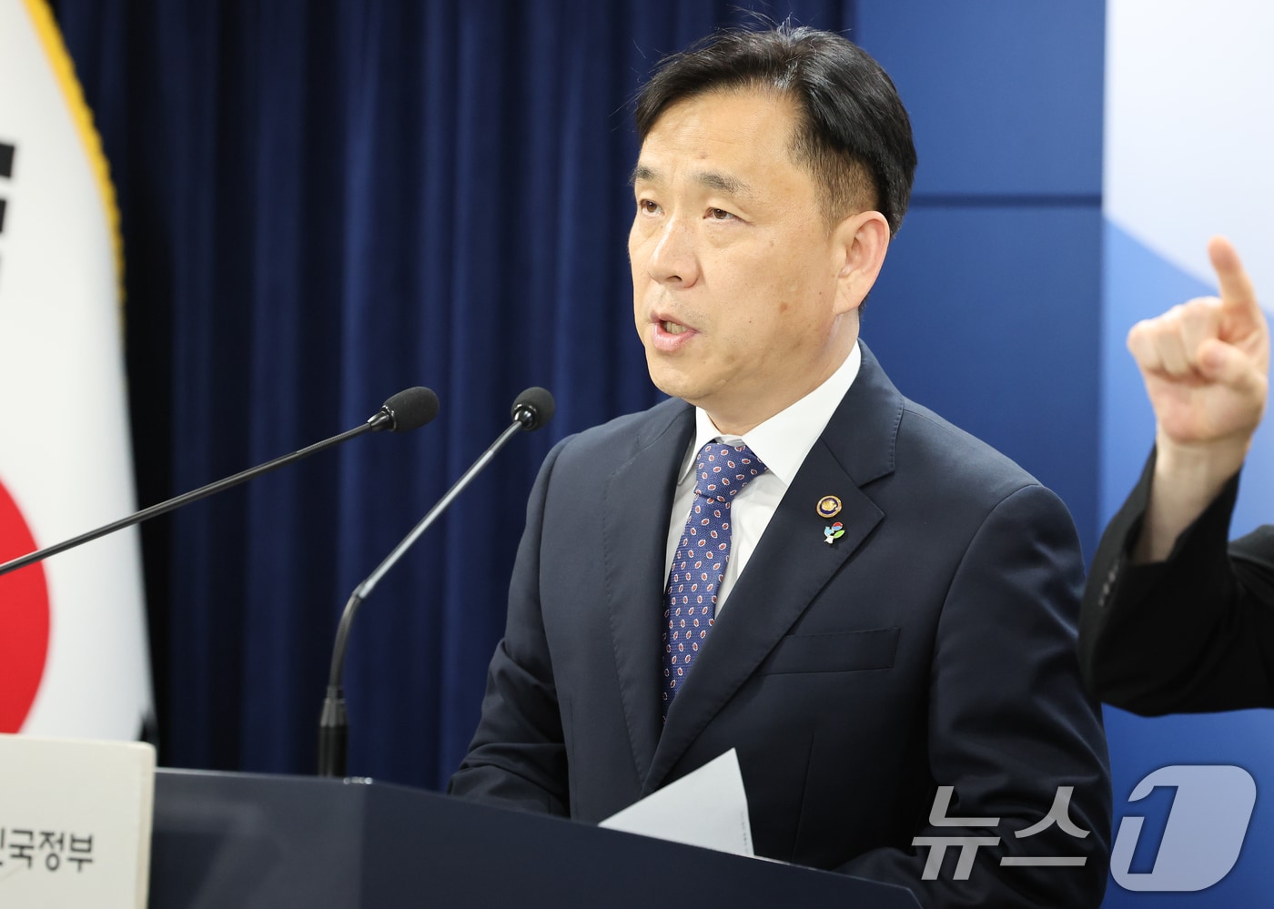 강도현 과학기술정보통신부 제2차관이 14일 서울 종로구 정부서울청사에서 스테이지엑스 주파수 할당 관련 발표을 하고 있다. 2024.6.14/뉴스1 ⓒ News1 허경 기자