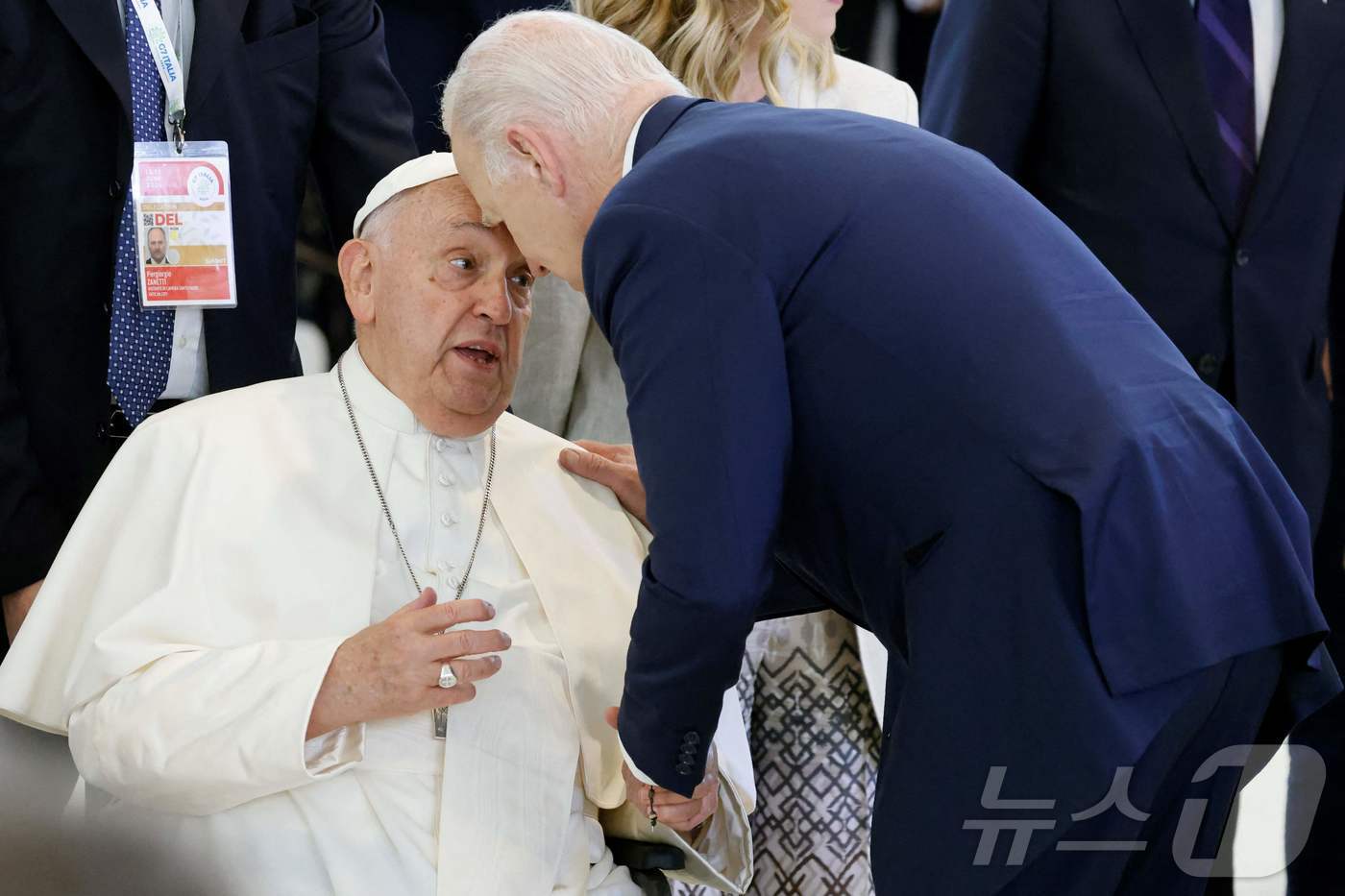 14일 이탈리아 주요7개국(G7) 정상회의 이틀째 실무회의에 참석한 프란치스코 교황이 조 바이든 미국 대통령과 담소를 나누고 있다. 2024.06.14 ⓒ AFP=뉴스1