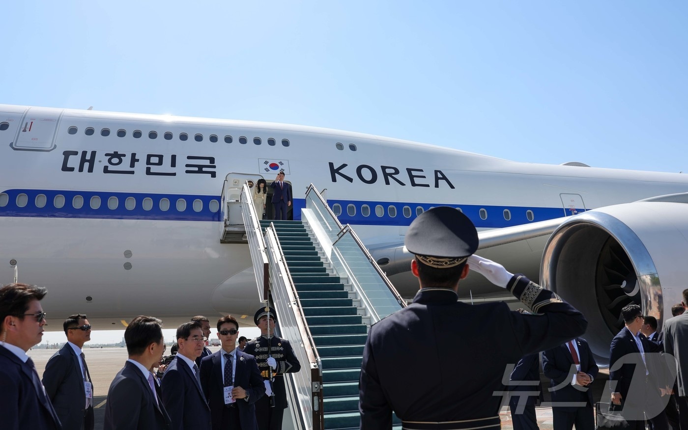 윤석열 대통령과 김건희 여사가 15일 오전&#40;현지시간&#41; 우즈베키스탄 타슈켄트 공항에서 유네스코 세계 문화유산인 고도시 사마르칸트로 향하며 전용기인 공군 1호기에 올라 인사하고 있다. &#40;대통령실 제공&#41; 2024.6.16/뉴스1 ⓒ News1 송원영 기자