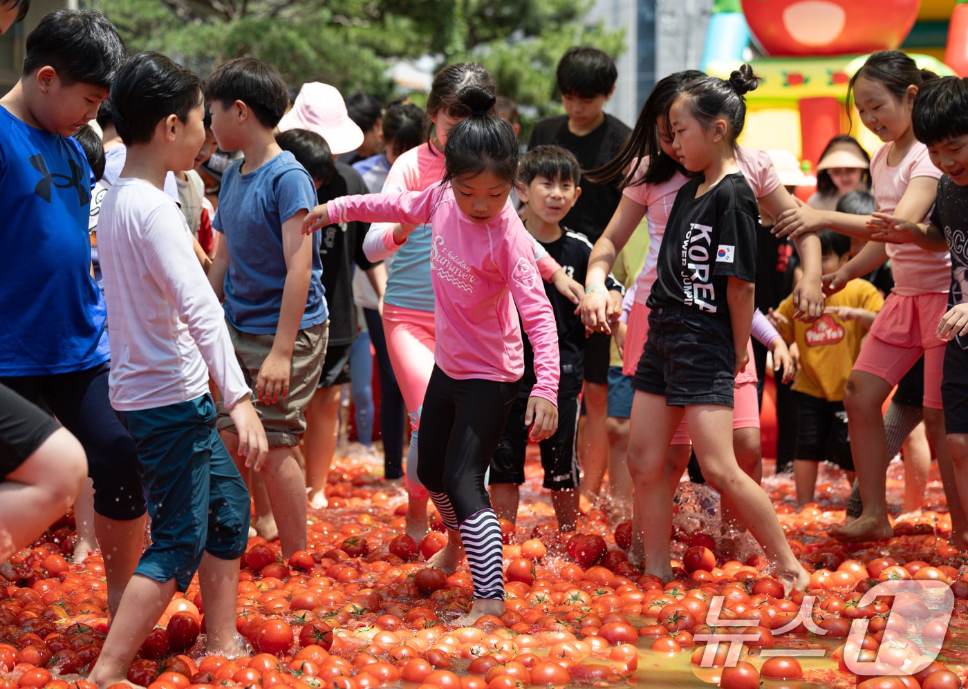 16일 오후 경기도 광주시 퇴촌면 광동로 일원에서 열린 제22회 퇴촌토마토축제를 찾은 어린이들이 토마토풀장에서 즐거운 시간을 보내고 있다. 2024.6.16/뉴스1 ⓒ News1 이재명 기자