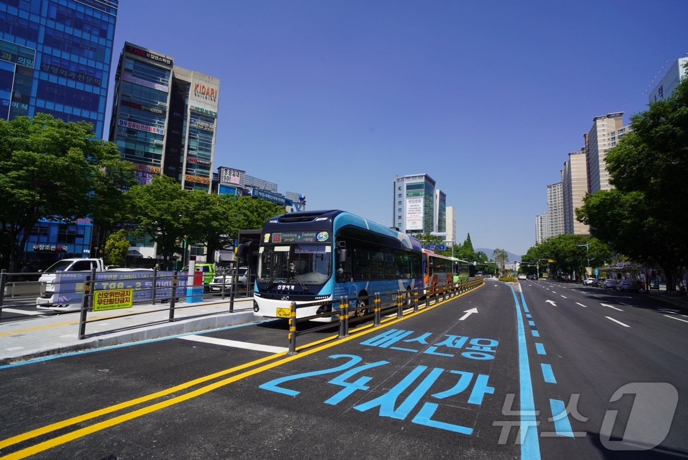 경남 창원시 원이대로 S-BRT&#40;고급 간선급행버스체계&#41; 정류장에 시내버스가 정차하고 있다.&#40;창원시 제공&#41;