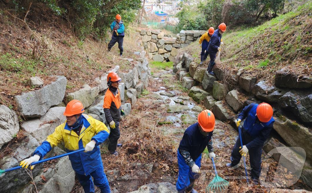 산사태현장예방단이 산사태 취약지역에서 산사태 예방 활동을 하고 있다&#40;부산시청 제공&#41;