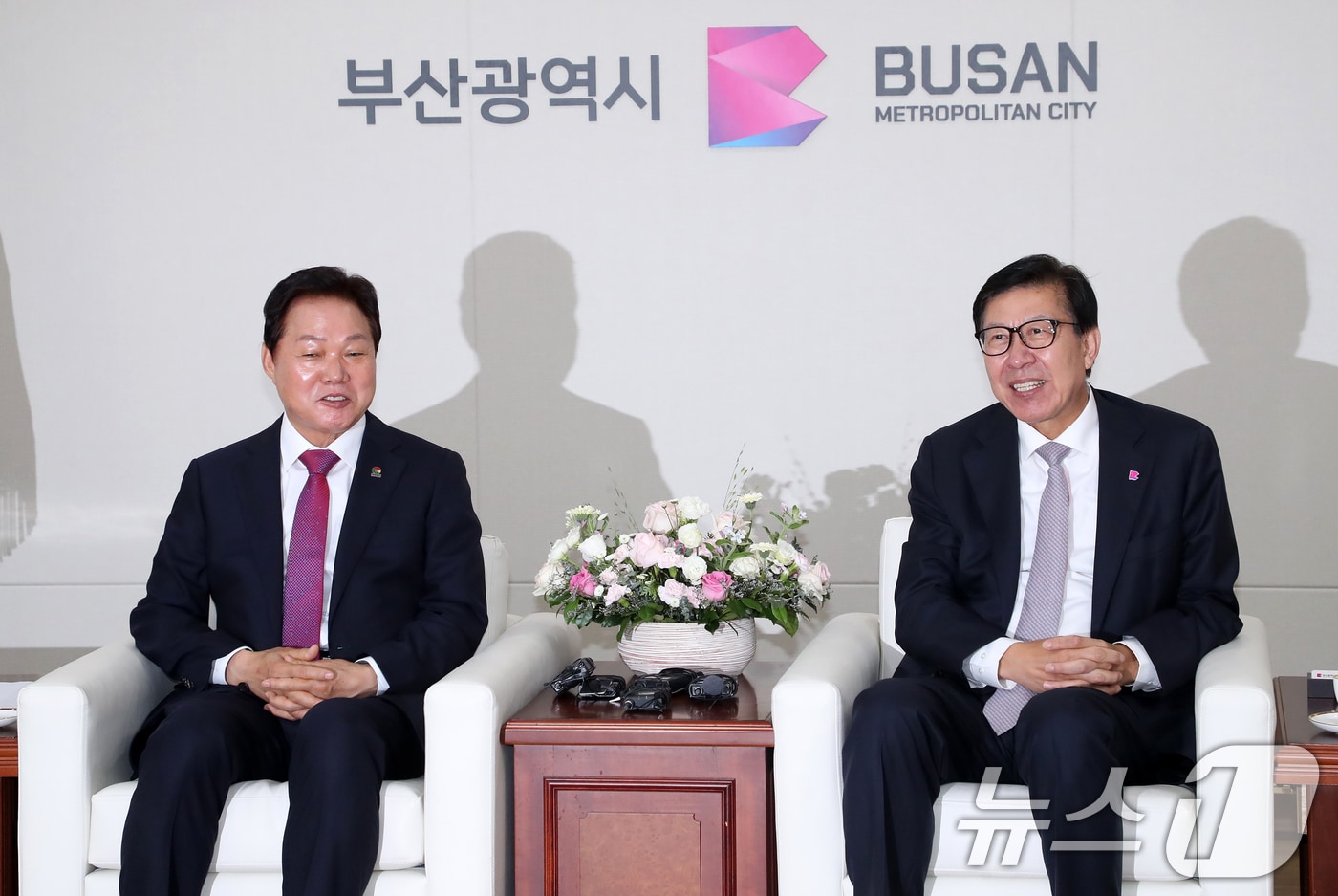 박형준 부산시장과 박완수 경남도지사가 지난 2024년 6월 17일 부산·경남 행정통합 논의를 위해 부산시청 접견실에서 회동하고 있다.  2024.6.17/뉴스1 ⓒ News1 윤일지 기자