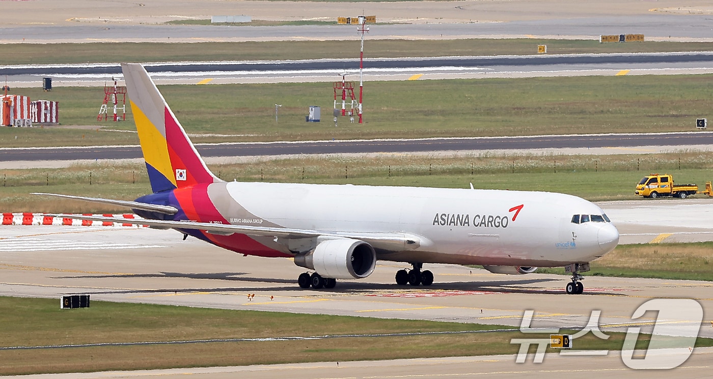 사진은 이날 인천국제공항 활주로에서 이동하는 아시아나항공 화물기. 2024.6.17/뉴스1 ⓒ News1 김진환 기자