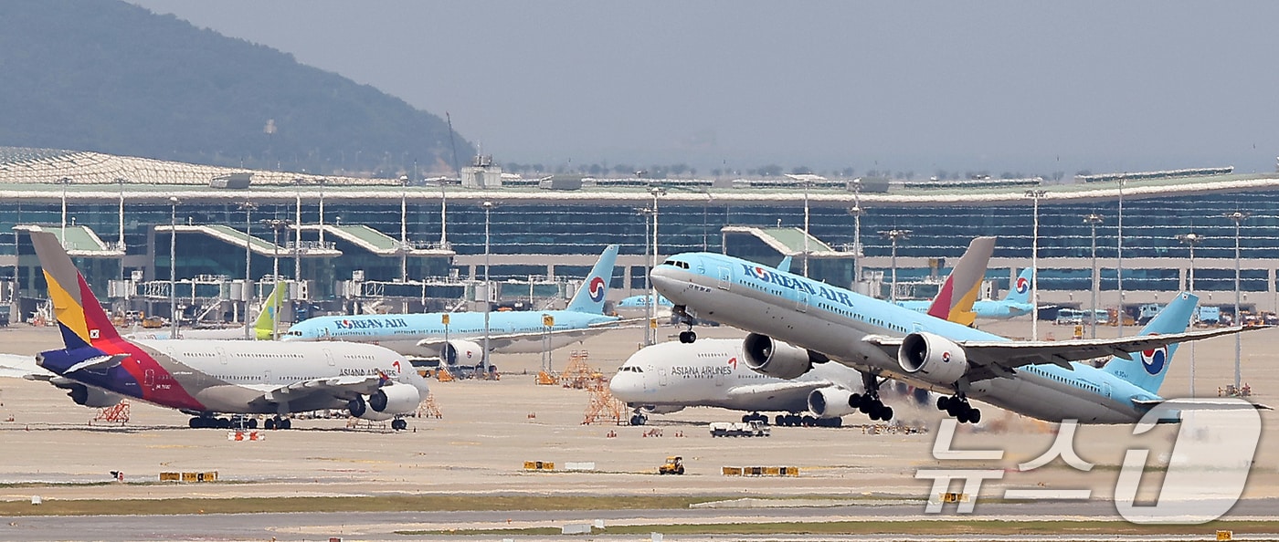 인천국제공항 활주로에서 이륙하는 대한항공 여객기. 뉴스1 ⓒ News1 김진환 기자